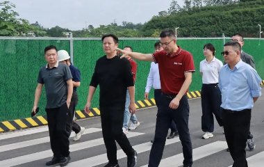 三江新區(qū)（臨港經(jīng)開區(qū)）黨工委委員、南溪經(jīng)開區(qū)管委會主任李勇率隊調(diào)研遠(yuǎn)東股份宜賓智能產(chǎn)業(yè)園